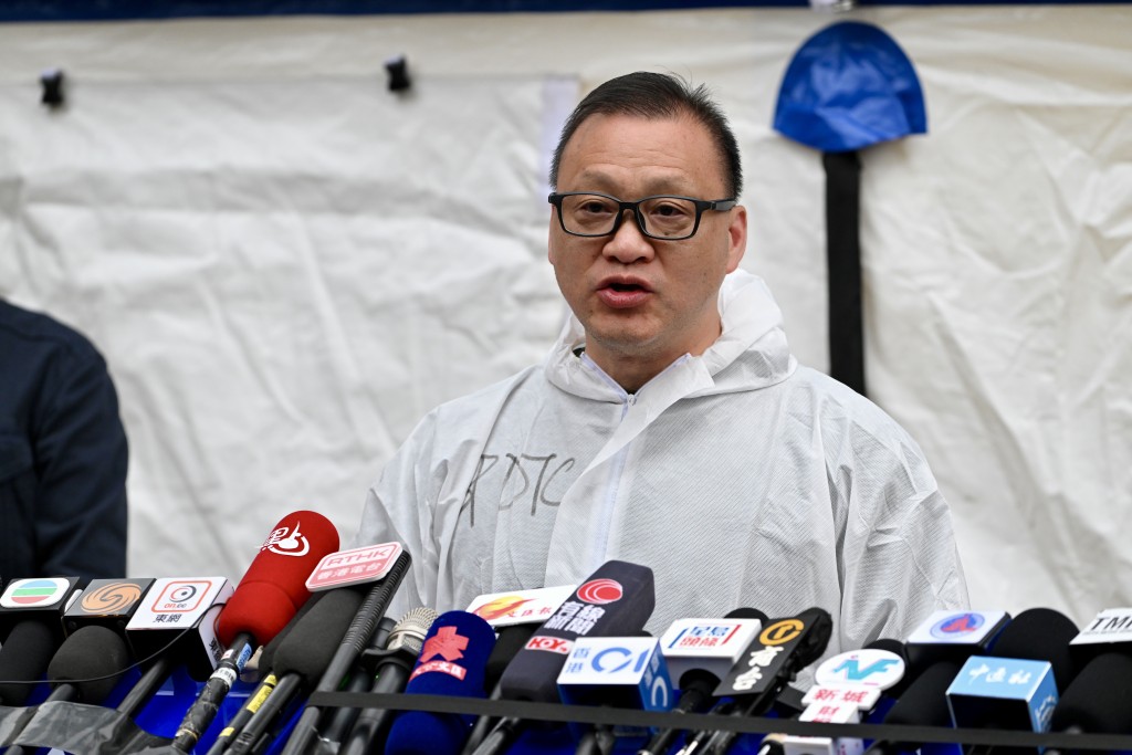 警務處災難遇害者辨認組主管鄭嘉俊表示,多幢樓宇嚴重熏黑,沒有正常照明,日間光線不足,人員需利用頭燈及手提照明工具進行搜索,影響搜救進度。 警務處災難遇害者辨認組主管鄭嘉俊表示,多幢樓宇嚴重熏黑,沒有正常照明,日間光線不足,人員需利用頭燈及手提照明工具進行搜索,影響搜救進度。