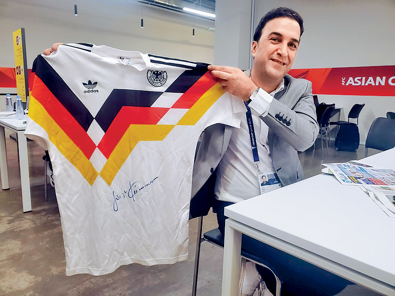 伊朗行家拿着有奇連士簽名的戰利品。