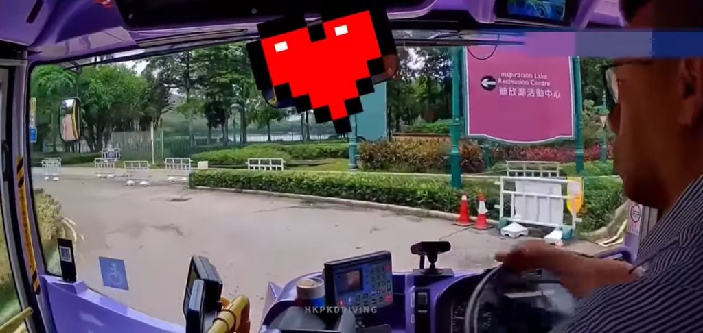 巴士驶至近迪欣湖活动中心。fb小心驾驶（讨论别人同驾驶态度）影片