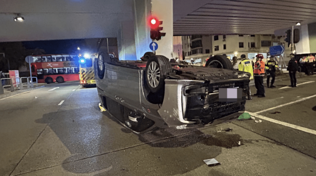 銀色七人整架翻側「四腳朝天」。蔡楚輝攝