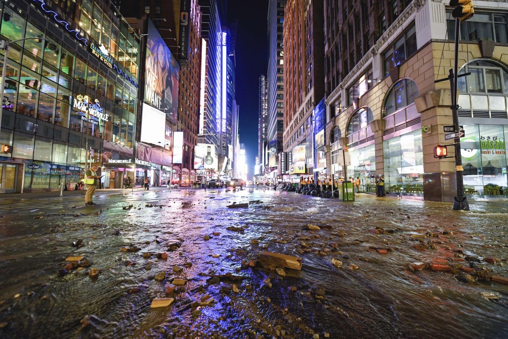 紐約時代廣場的總水管破裂時的水，令街道被洪水淹沒。AP