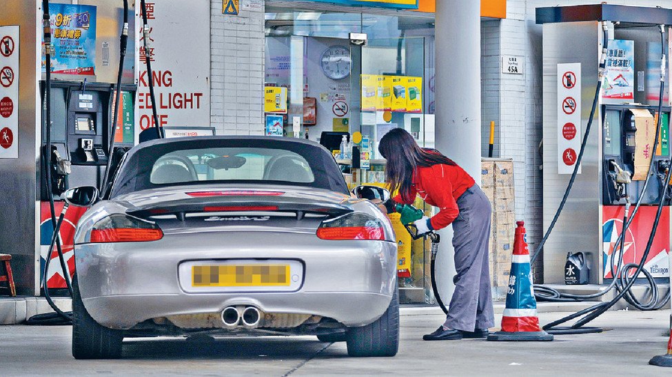 香港車用燃油價格最近上升至每公升近二十三元，售價冠絕全球，為駕駛人士帶來沉重壓力。