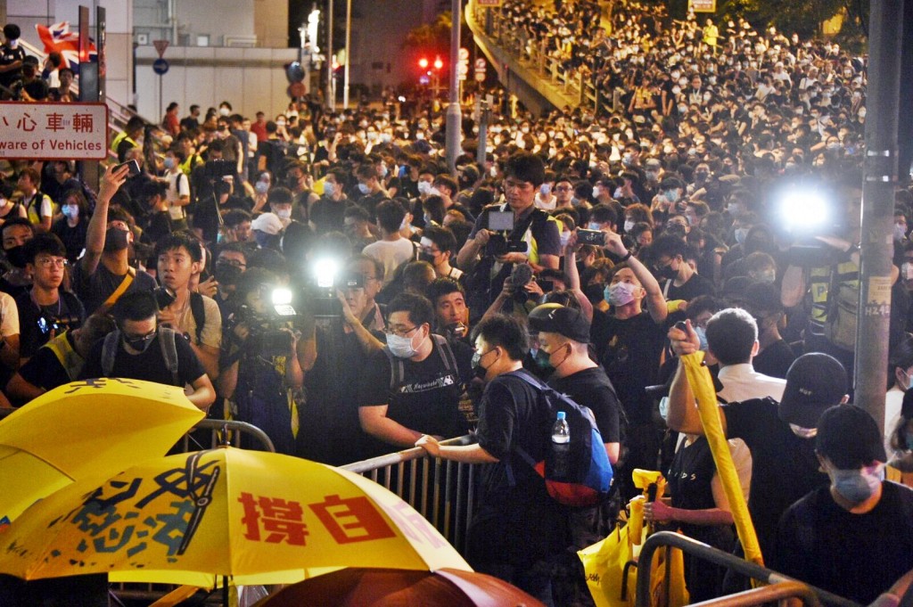 示威者再圍堵警總。
