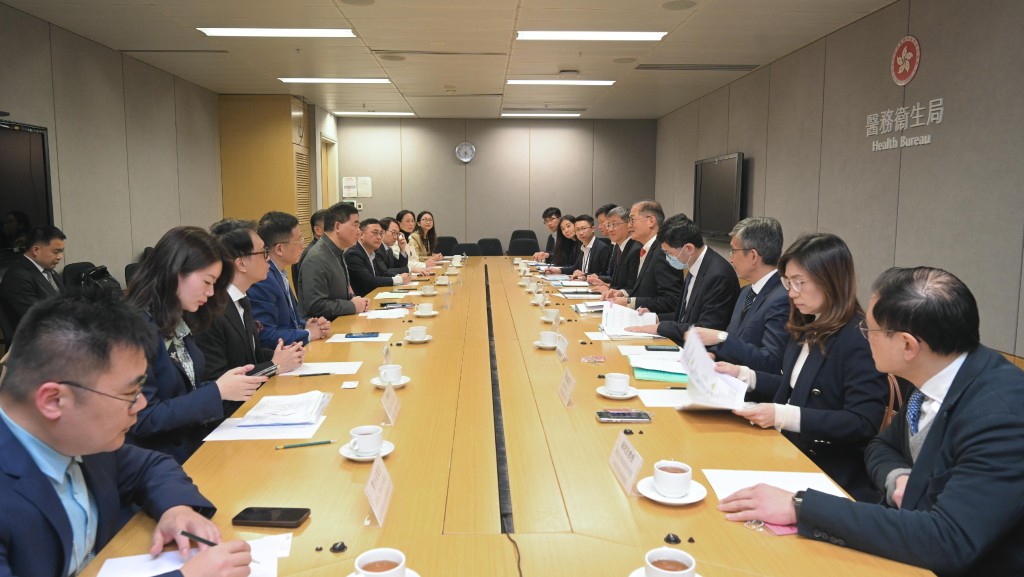 盧寵茂與國家胸痛中心專家代表團舉行會議。政府新聞處