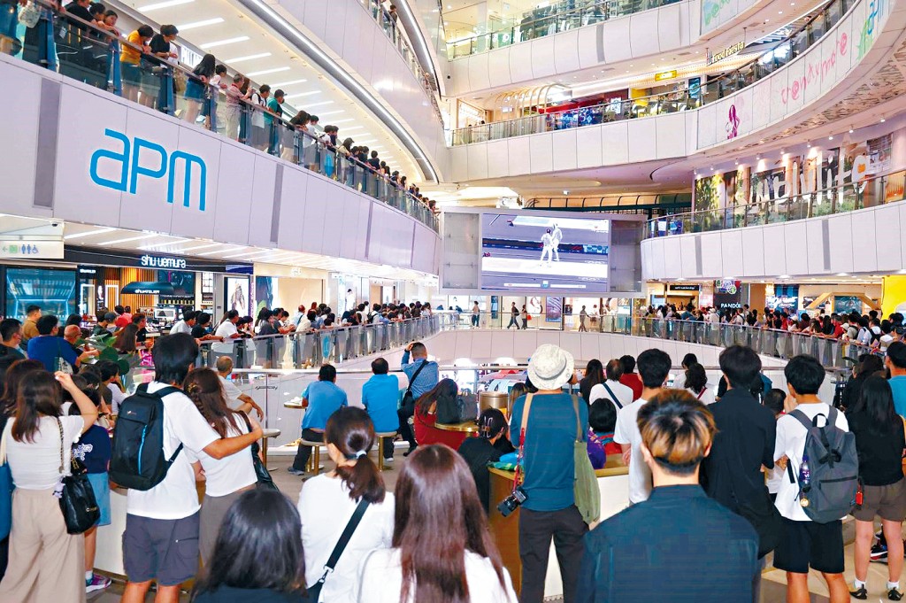 馮秀炎最著名商場營運項目為觀望apm,成本港首個營業至深夜的商場,並舉行大量活動。 馮秀炎最著名商場營運項目為觀望apm,成本港首個營業至深夜的商場,並舉行大量活動。