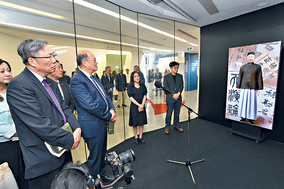 林大輝（左二）與滕錦光（左一）一同參觀互動多媒體展區，體驗與「虛擬嚴復」對話。