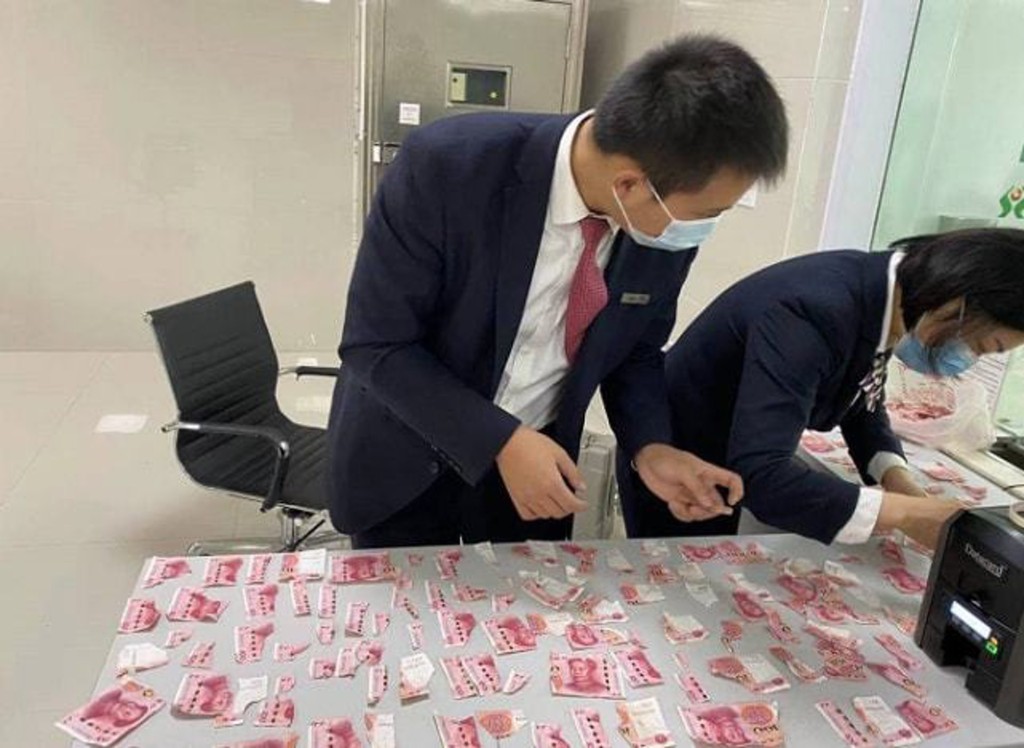 多名員工合力將全部「紙碎」完整拼合。互聯網圖片