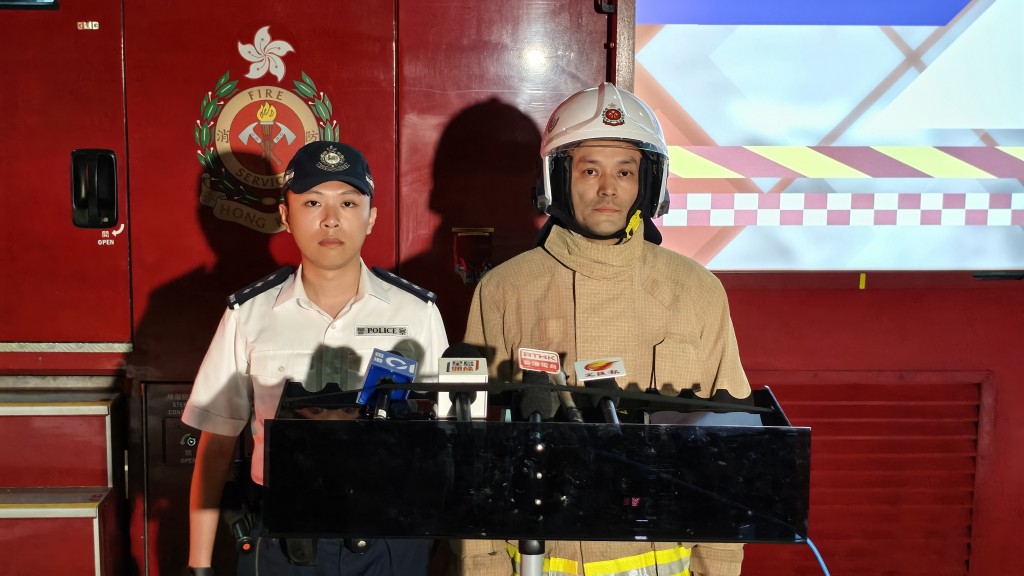 消防處分區副指揮官(新界北)黃震安(右)及警方署理落馬洲分區助理指揮官(行動)曾志安。 消防處分區副指揮官(新界北)黃震安(右)及警方署理落馬洲分區助理指揮官(行動)曾志安。