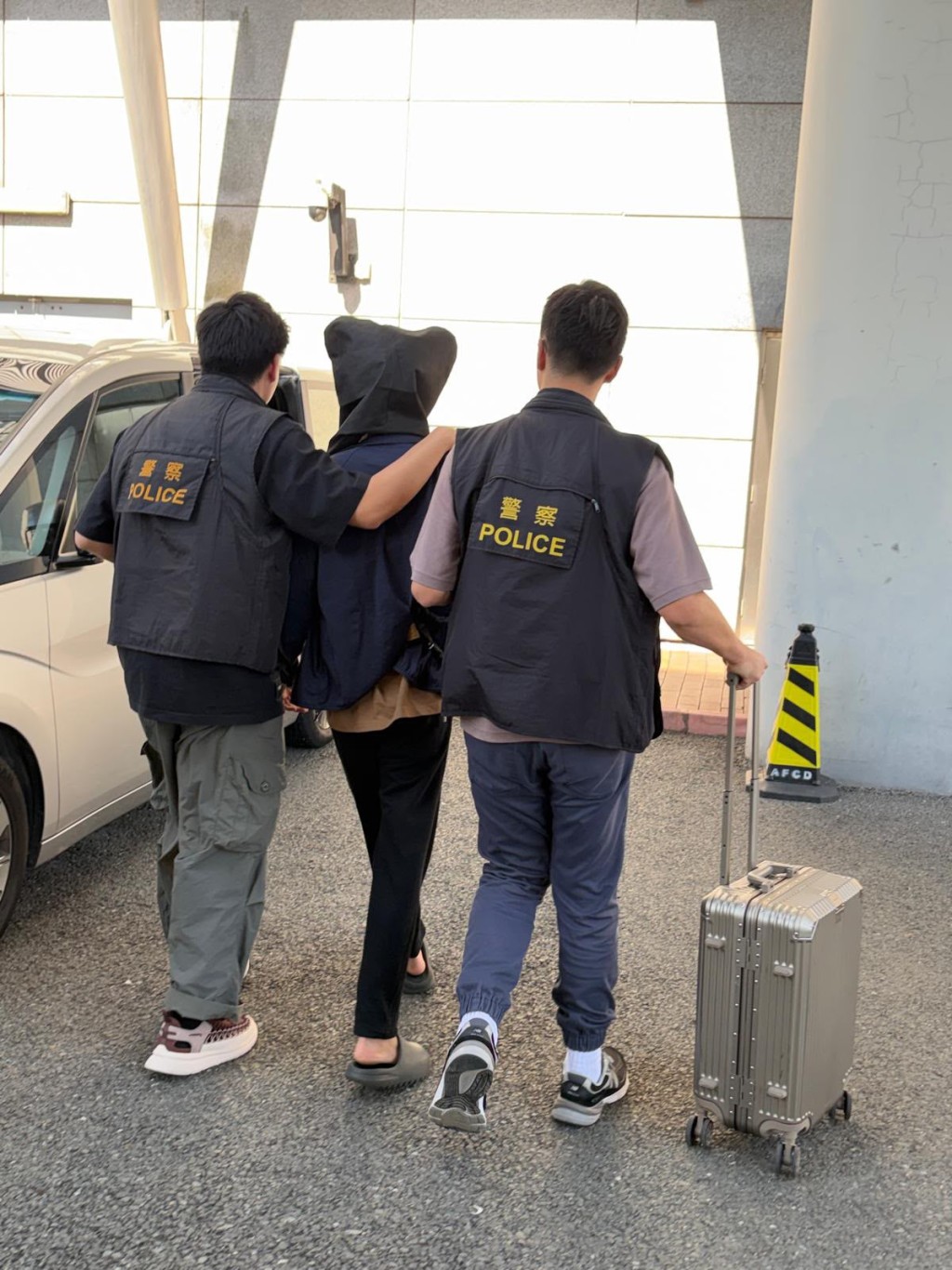4名被捕人於深圳落網,並於今日(6月22日)下午被移交香港警方。警方提供 4名被捕人於深圳落網,並於今日(6月22日)下午被移交香港警方。警方提供