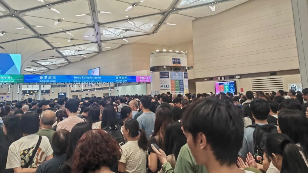 重陽節︱新皇崗口岸人潮逼爆 「口岸通」首亮黃燈 現場實施人流管制