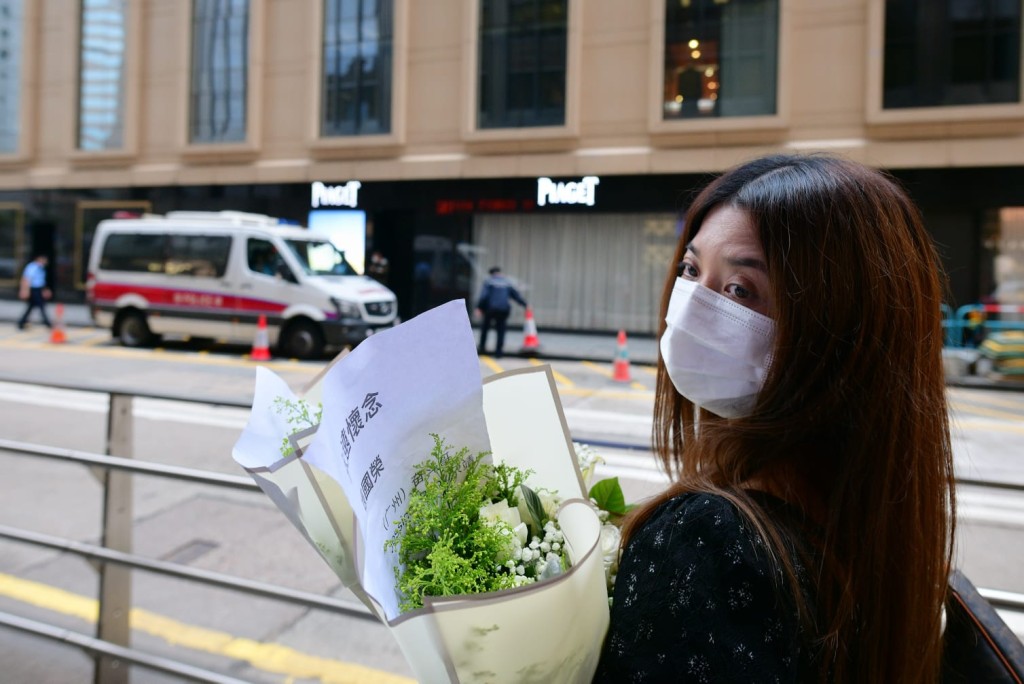 有歌迷帶同鮮花到場悼念。