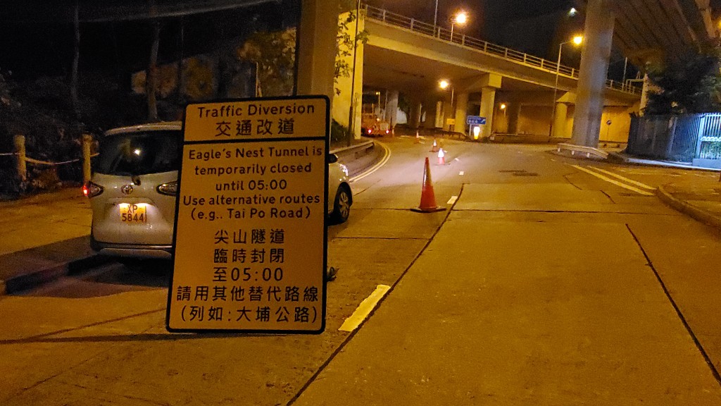 凌晨2时至5时隧道一度封闭。