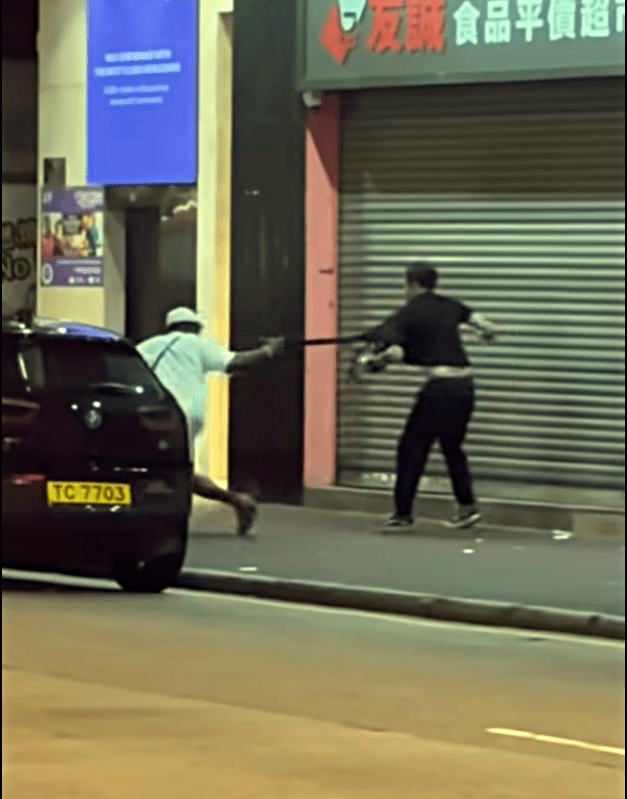 兩名男子在長沙灣街頭拉扯。fb：車cam L（香港群組）