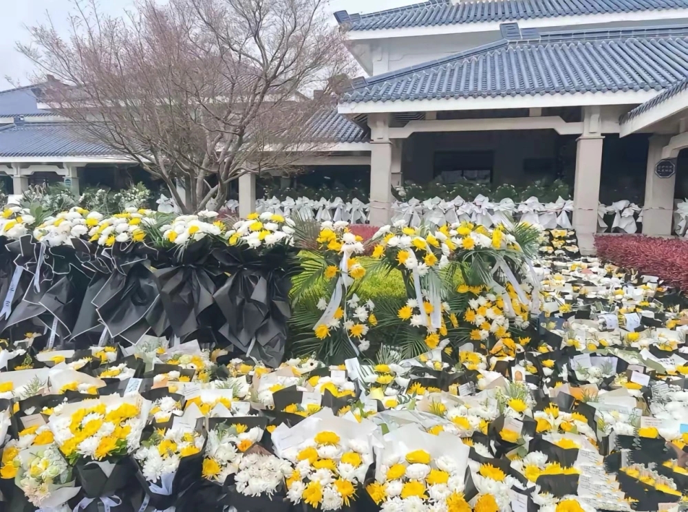 张雪峰28日苏州出殡。