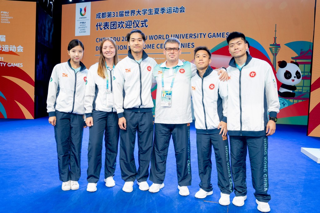 體操隊成員，包括陳卓琳(左)教練塞治(右3)及吳家祺(右2)。 大專體育協會圖片
