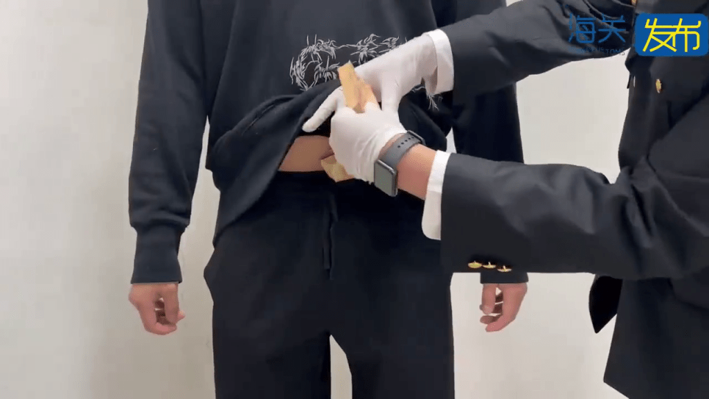 罗湖口岸，北上男腰腹裤袋藏40万港元。