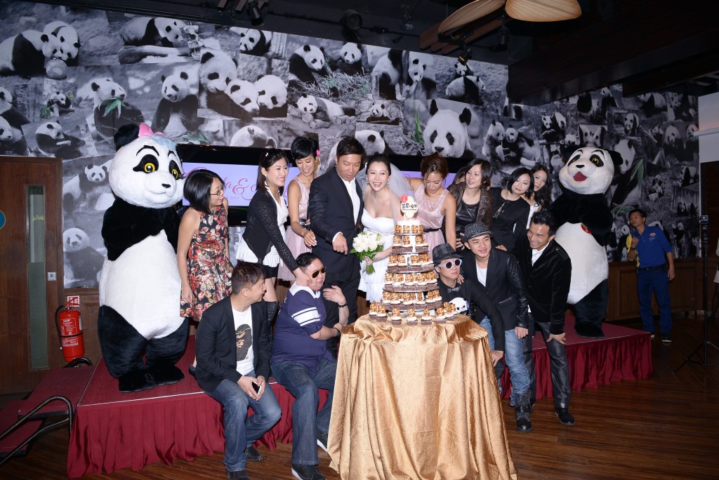 由于汤盈盈钱嘉乐的名字与海洋公园的大熊猫“乐乐”及“盈盈”同名，所以当年在海洋公园熊猫馆举行婚礼，在“盈盈”见证下签名注册，成为全港首对在熊猫馆结婚的新人。