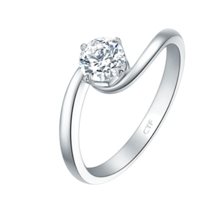 一名約23歲男顧客，在東港城購買了一隻價值9萬元的白金鑽石戒指，作求婚之用。