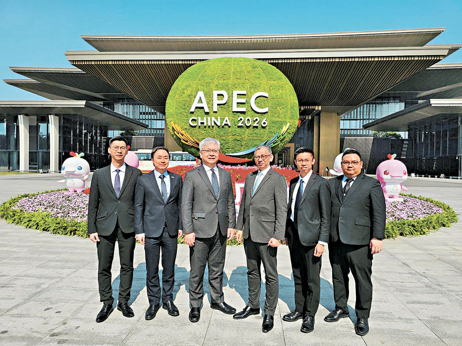 廉政專員胡英明（右三）率領代表團出席亞洲太平洋經濟合作組織在廣州舉辦的反貪會議。