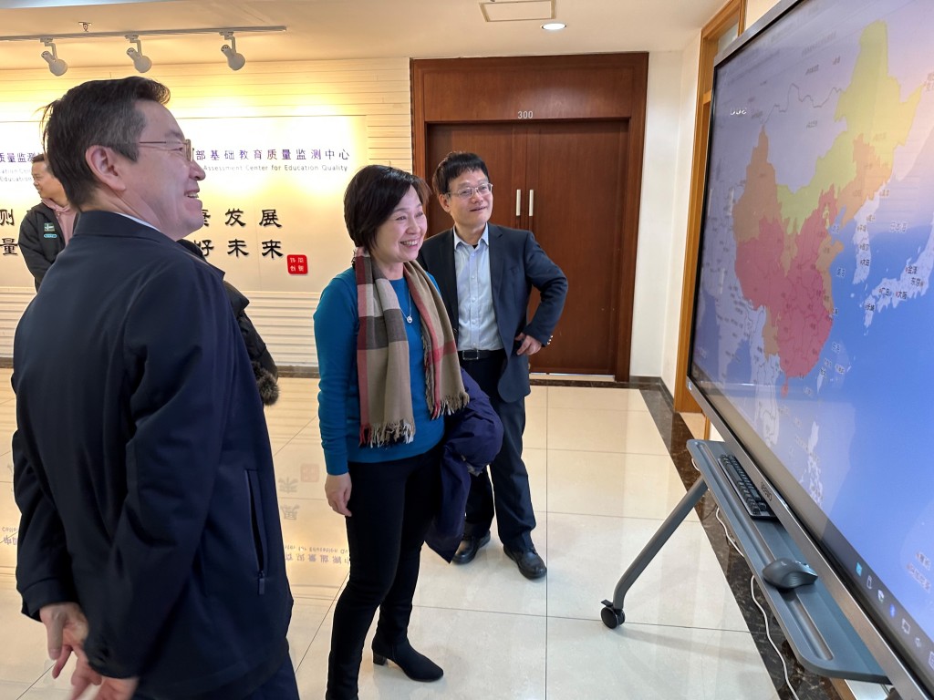 蔡若莲（中）参观北京师范大学内的教育部基础教育质量监测中心。政府新闻处图片
