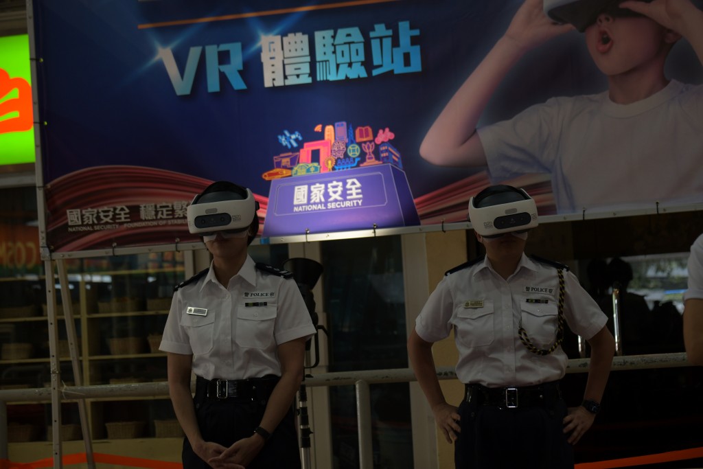 市民进行VR体验。梁誉东摄