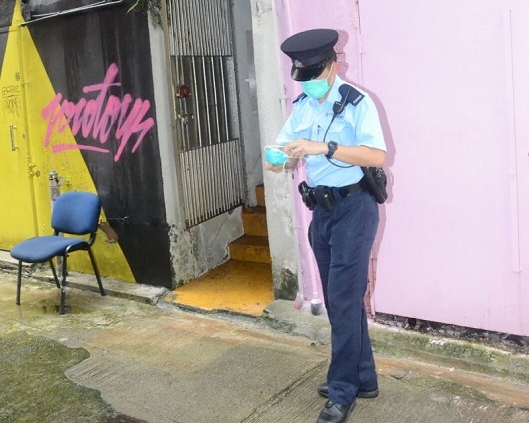 一名女子在大坑施弼街27號一個單位燒炭自殺身亡,警方接報到場。