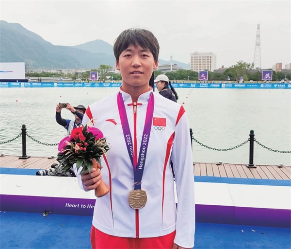 中國皮划艇、龍舟運動員王莉是亞運會三金得主。