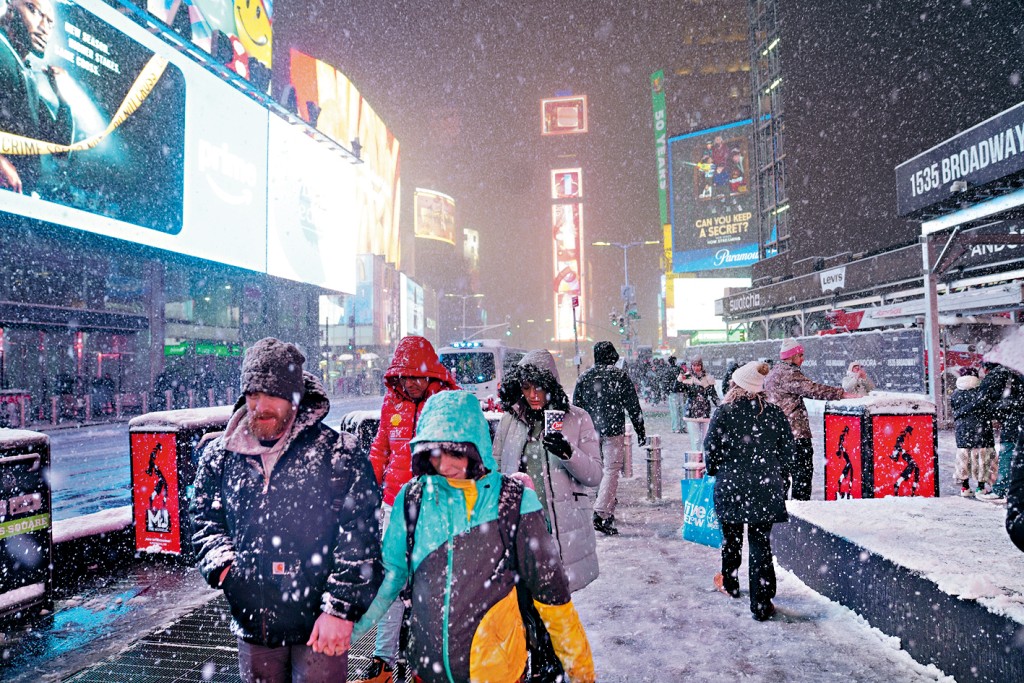 紐約時代廣場大雪紛飛。