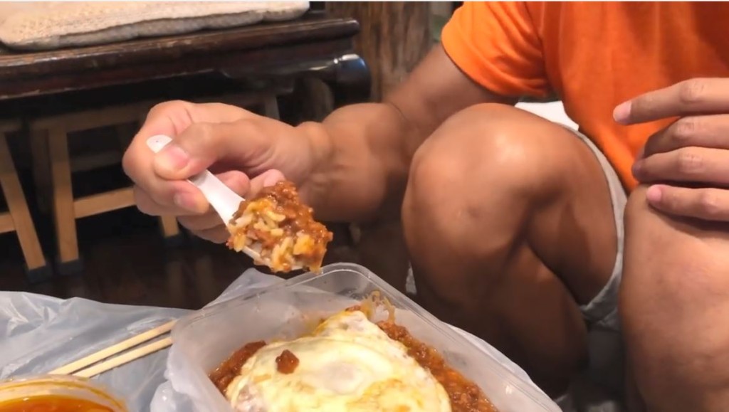 佢話最特別係啲兔治牛肉入面有腸仔,我少煮嘢食唔知啦,兔治肉加腸仔好難煮㗎咩?