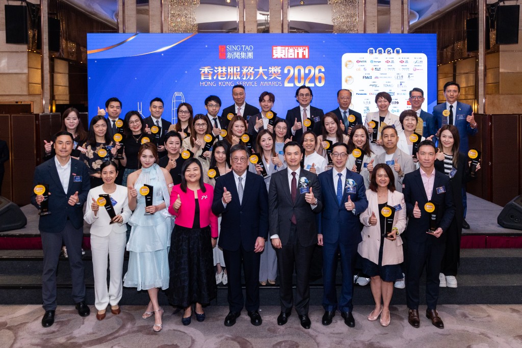 获奖企业代表与主礼嘉宾及颁奖嘉宾齐集台上，共同分享动人时刻。