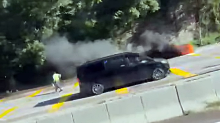 私家車車頭起火。fb：馬路的事 (即時交通資訊台)