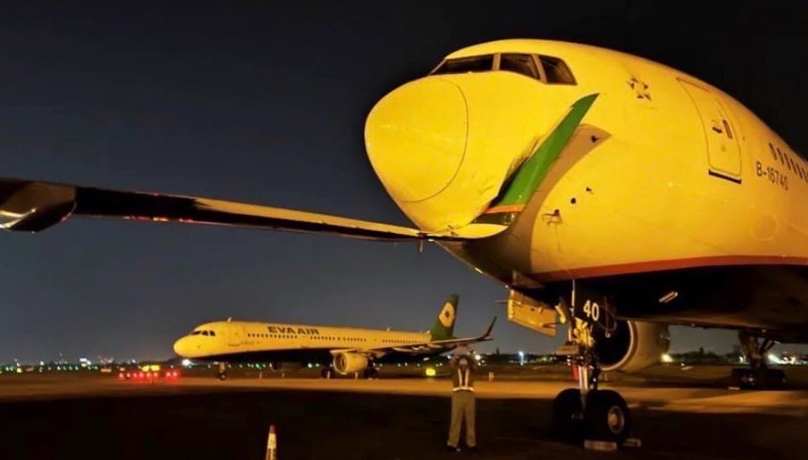 涉事的长荣波音777飞机机鼻损毁严重。(台湾中时新闻网)