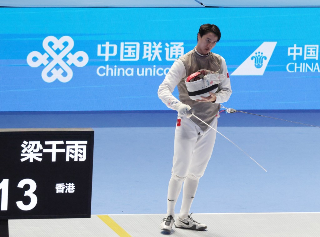 梁千雨男子花剣32强下马。徐嘉华摄 梁千雨男子花剣32强下马。徐嘉华摄