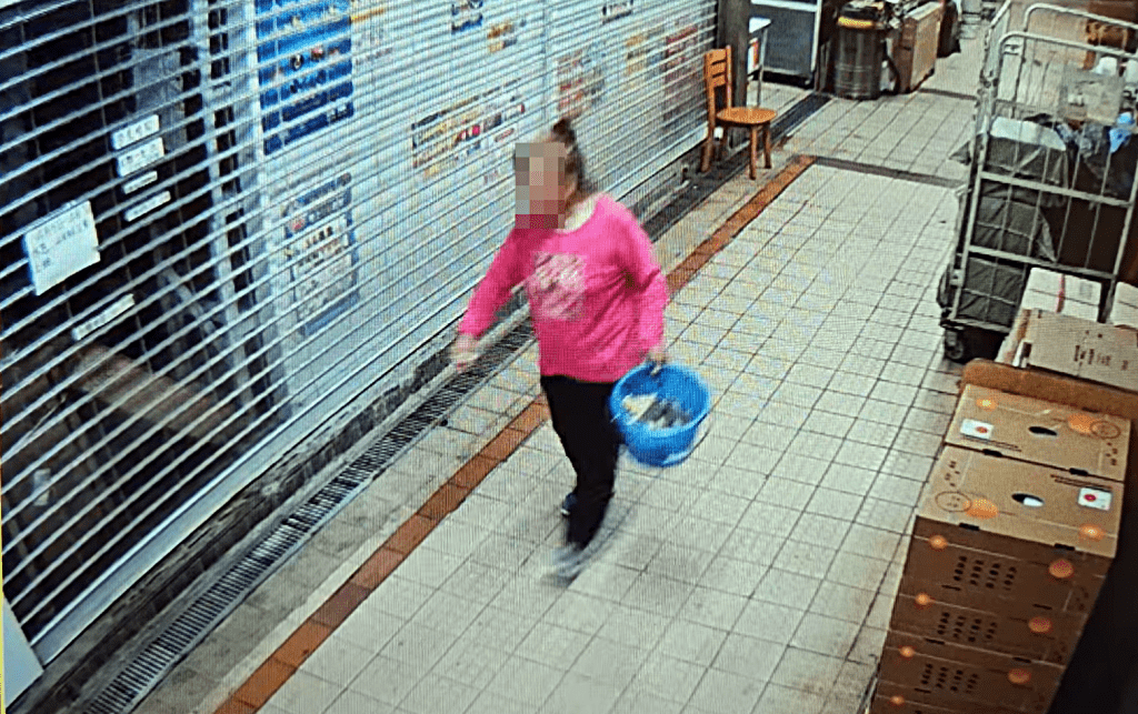 女街坊意猶未盡找來膠桶再掃貨。fb：新大圍聯盟