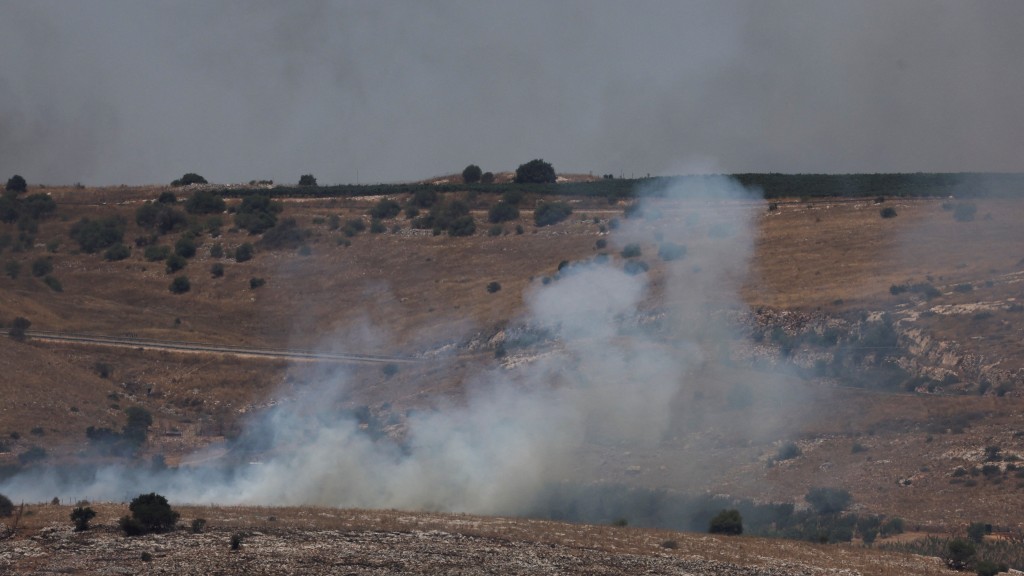 以色列北部地面升起濃煙。 路透社