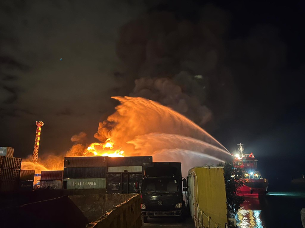 及至周二凌晨3時許,回收場懷疑死灰復燃。消防處資料圖片 及至周二凌晨3時許,回收場懷疑死灰復燃。消防處資料圖片