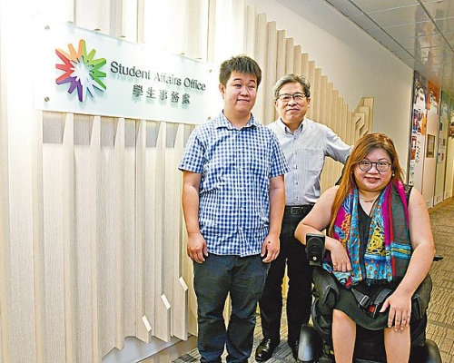 （左起）社會政策及行政系畢業生何睿知、共融資源中心發起人譚永昌博士、應用社會科學系準博士游家敏