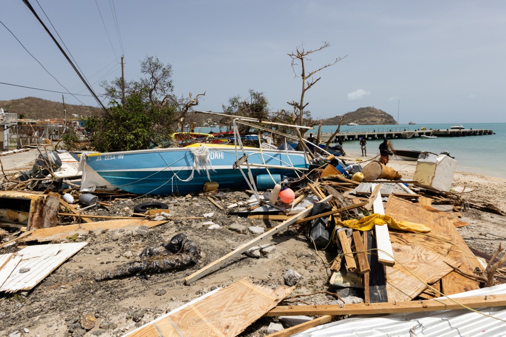 碎片散落在卡里亚库岛海滨地区。 路透社
