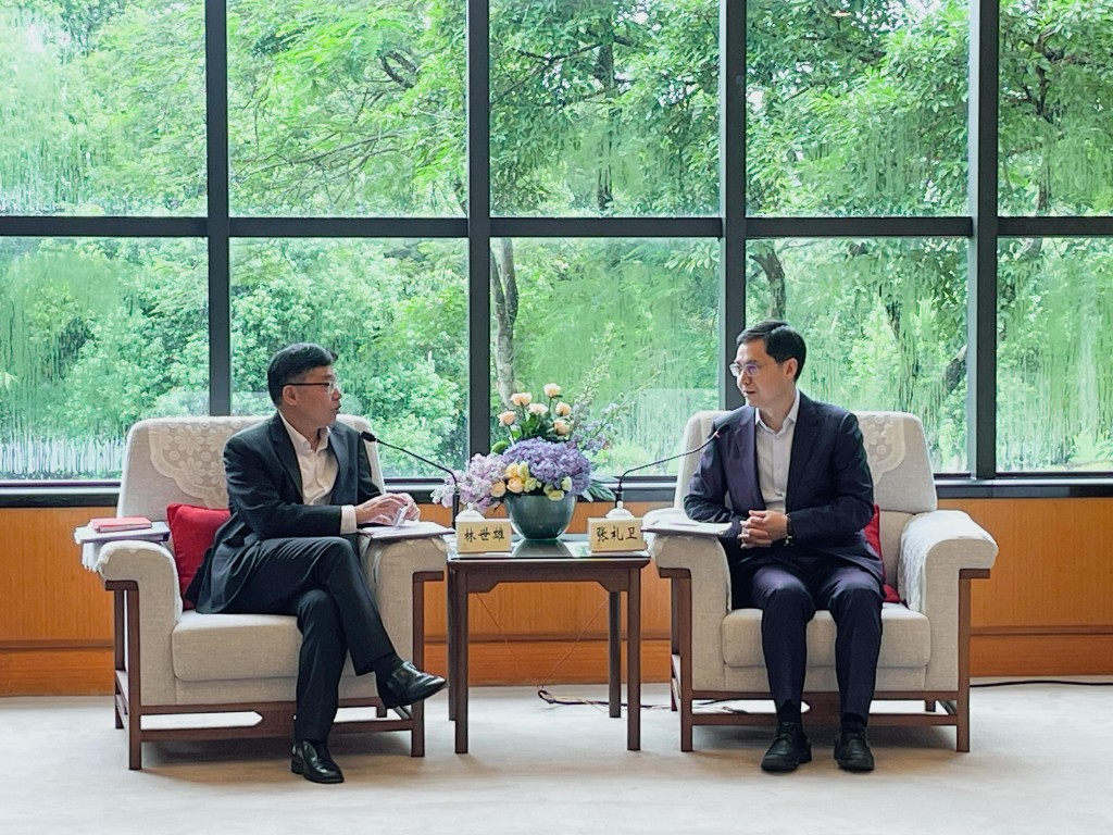 林世雄（左）拜會深圳市政府黨組成員張禮衞（右）。