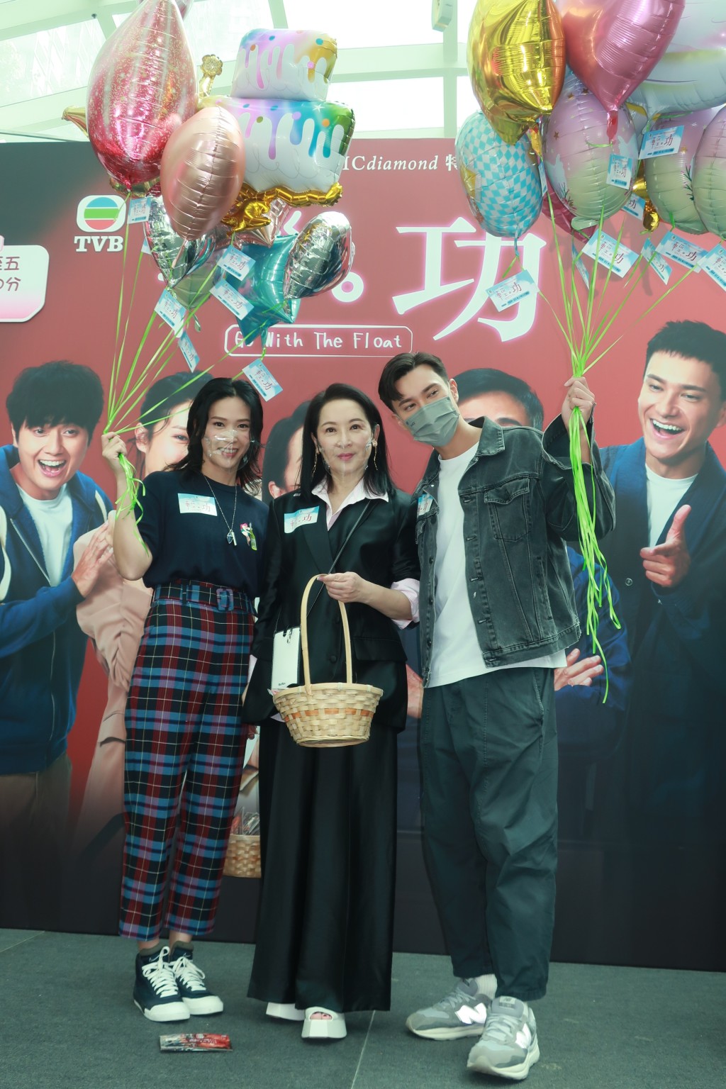 （左起）蒋祖蔓、龚慈恩、朱敏瀚为新剧宣传。