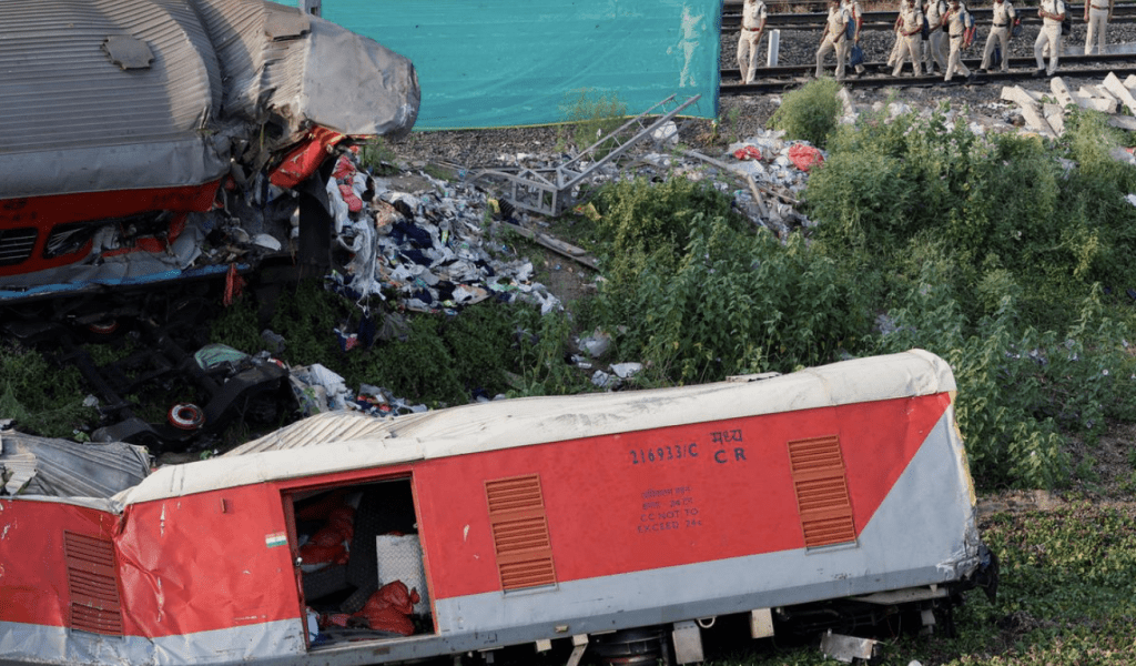 印度奥里萨邦日前发生列车脱轨导致三列车相撞严重事故，导致288人遇难。路透社