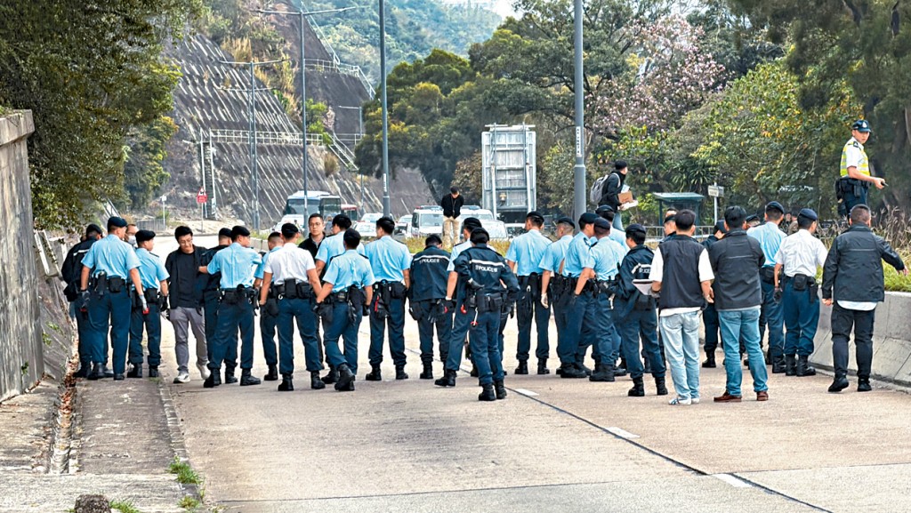 大批機動部隊人員昨早再到案發現場一帶，地毯式搜索彈頭。