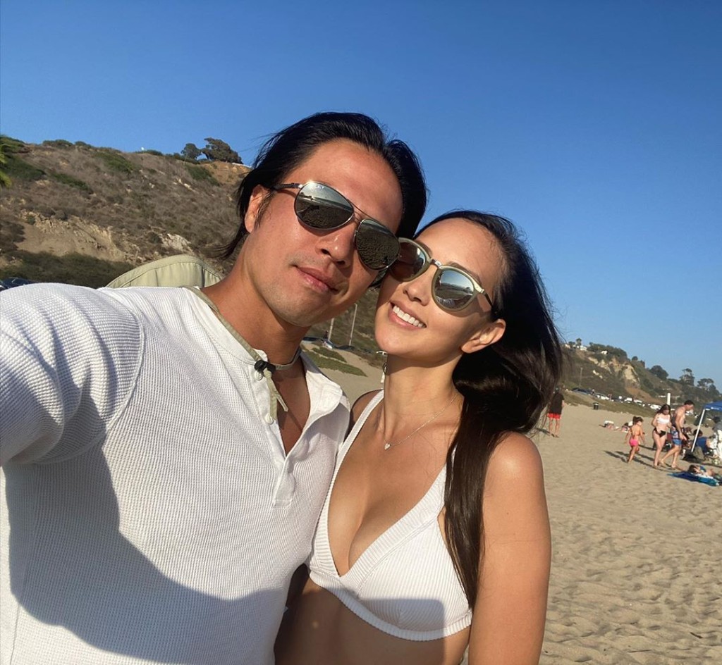 兩人因拍戲而撻着,14年開始拍拖至17年結婚。