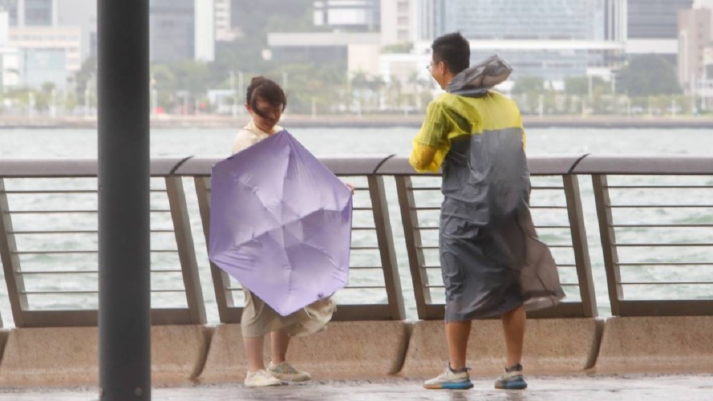 港交所據報推遲「打風開市」 不想風季實施引混亂 或最快年底推出