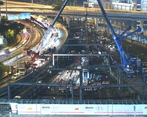 工程人员仍然尝试将脱轨车卡全数移正。