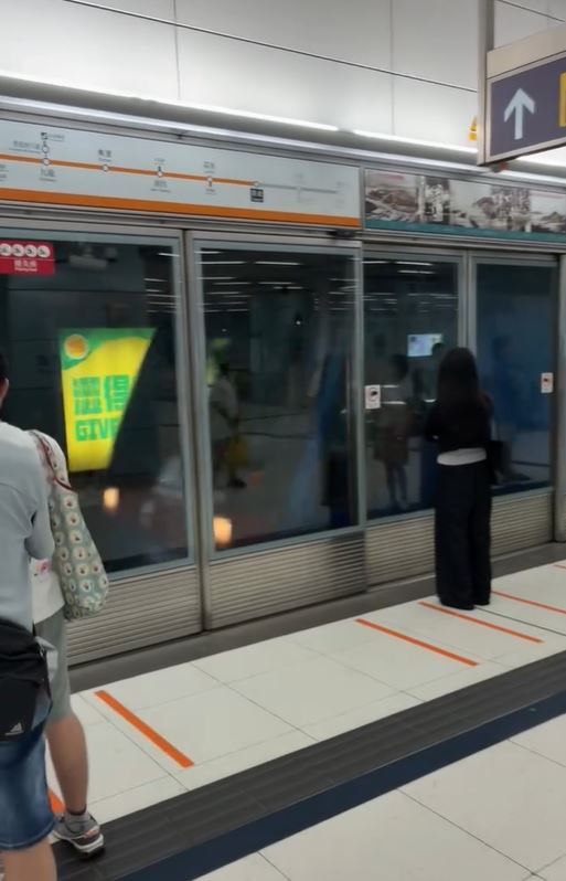 機場快綫列車駛入東涌綫往香港方向的青衣站4號月台。Threads「yiptakhung」影片截圖
