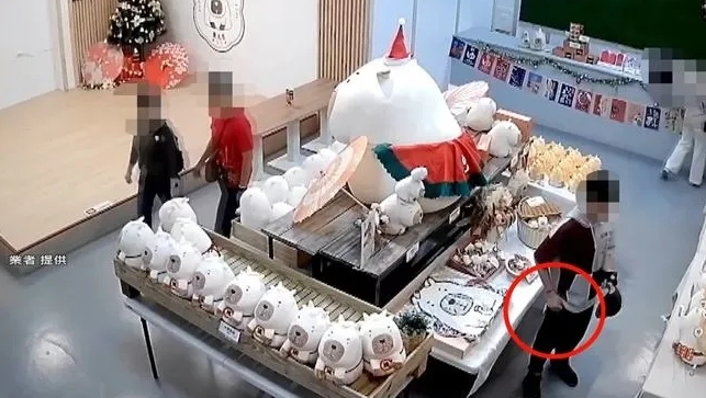 疑香港游客在台湾偷盗纪念品。