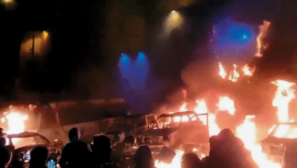 德黑蘭示威者焚燒汽車，烈燄沖天。