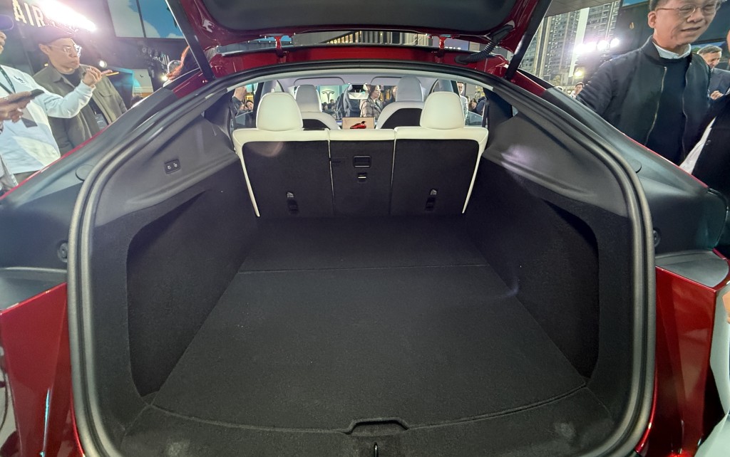 新款Tesla Model Y車尾箱配合後座椅背電控平放，容量可擴展至2,130公升。