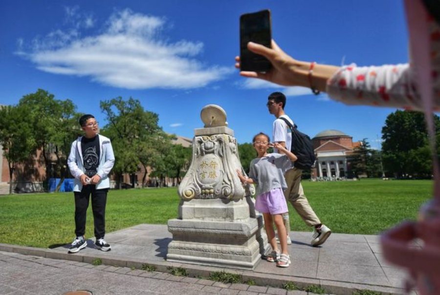 游客在清华大学内打卡留念。